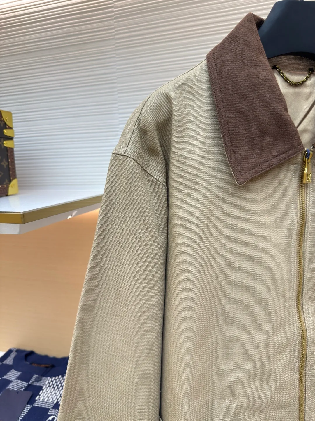 LOUIS VUITTON bamboo martin denim jacket ●Authentic product: 22600 purchased and developed ●Item number: 1680310-C55 ●Fabric: small martin yarn-dyed fabric ●Technology: made on positioning cutting machine ●Version: fitted version ●Weight: about 860 grams ●Size: 44-46-48-50 ●Description: The fabric is made of Little Martin yarn-dyed fabric, the warp and weft yarns are 7s+7s double-twisted, the fabric is made of long lathe dyeing process, the color of the bulk fabric is custom-dyed, the small jacquard fabric for the collar is custom-woven, the back pockets are made of domestic high-speed machines, mercerized tatami The embroidery method is matched with rayon twill satin lining. The back square leather tag is made of two-layer cowhide and pressed with an embossed mold. The I-shaped buckle and rivets are made of antique gold-plated bases. The interior is inlaid with polished high-gloss mother-of-pearl. The shells are laser-engraved with letter patterns. The overall routing is straight and delicate, the fabric is comfortable and soft, the color is consistent and there is no color difference, it can be matched with the same style to create a fashionable look, and can be used in various occasions, customized accessories, complete with three standards, the same style for men and women!